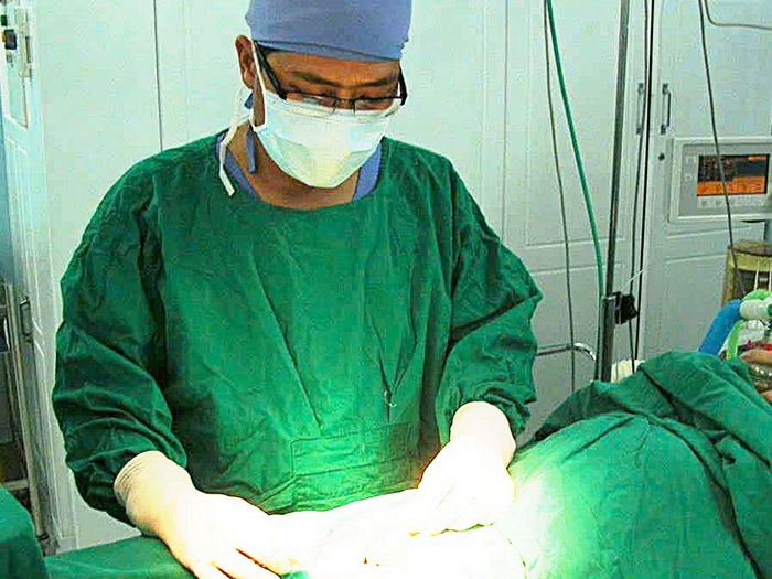 Bé Gái Bị Ngã Chảy Máu Vùng Kín