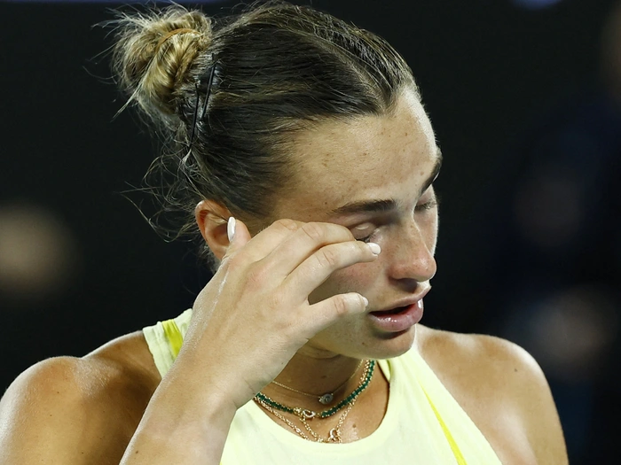 Sabalenka đập vợt, khóc bỏ chạy rồi quay lại chúc mừng đối thủ - Tuổi Trẻ  Online