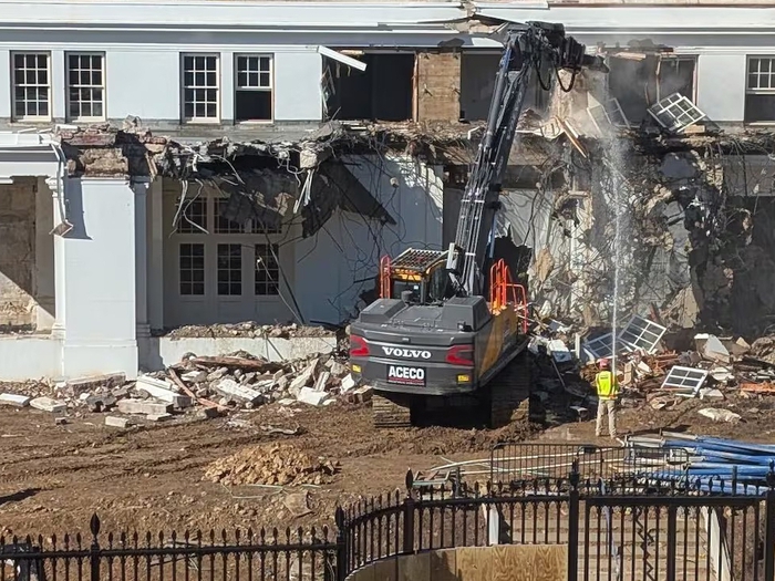 Ông Trump phá dỡ Cánh Đông Nhà Trắng, xây phòng khiêu vũ 250 triệu USD -  Tuổi Trẻ Online