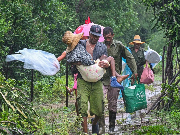 Jamaica tan hoang sau 'cơn bão thế kỷ' Melissa, Cuba khẩn cấp sơ tán nửa triệu dân - Tuổi Trẻ Online