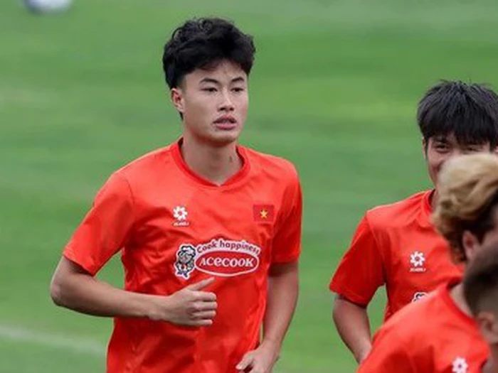 Trụ cột quan trọng của U22 Việt Nam bật khóc lên xe cấp cứu, nguy cơ lỡ SEA Games 2 Văn Trường lên xe cấp cứu, U22 Việt Nam lo lắng cho SEA Games 33 - Tuổi Trẻ Online