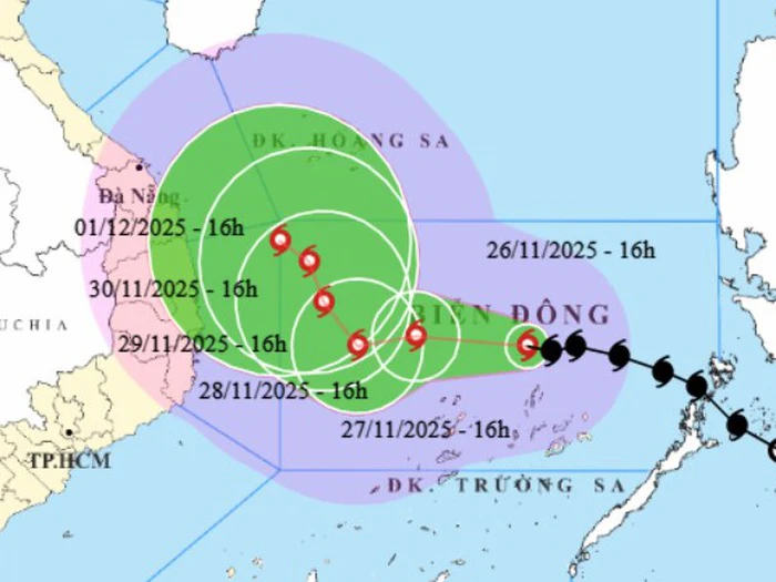 Bão số 15 mạnh lên cấp 10, giật cấp 12, dự báo hai kịch bản đường đi của bão  - Tuổi Trẻ Online