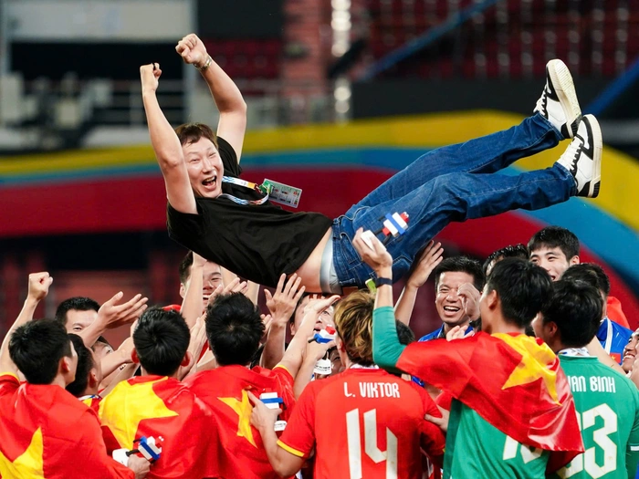 HLV Kim Sang Sik đi vào lịch sử bóng đá Đông Nam Á - Tuổi Trẻ Online