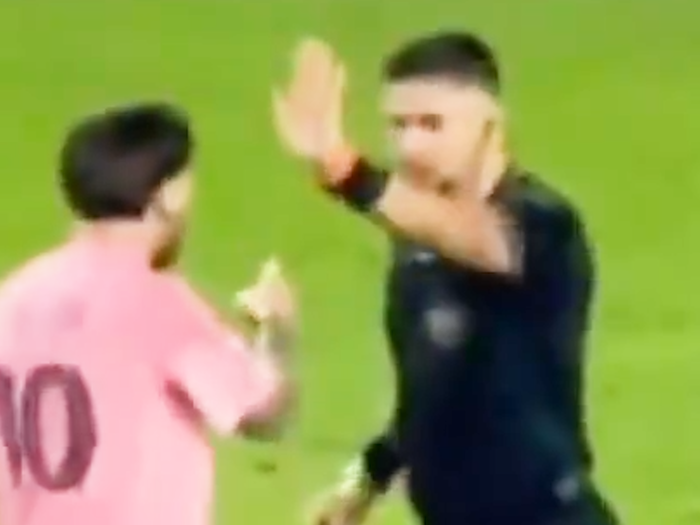 Clip Messi tức giận, có hành động 'lạ' với huấn luyện viên đội bạn