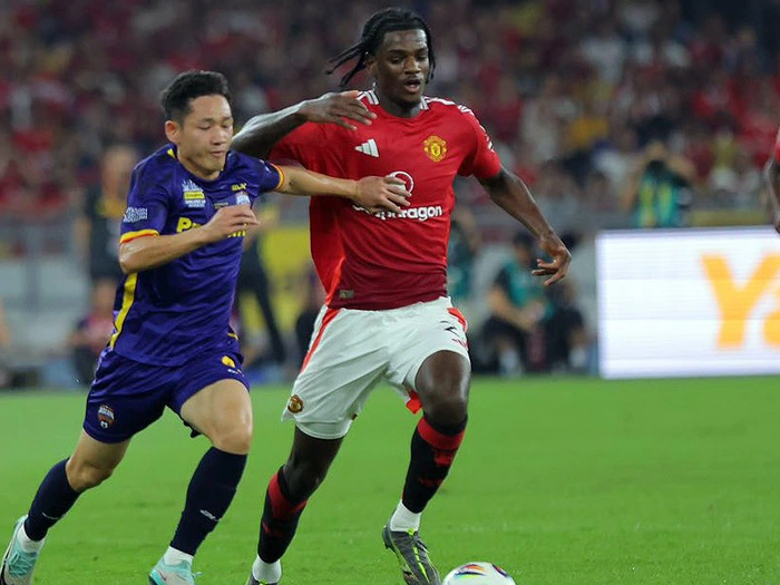 Nhận 'mưa lời khen' từ FIFA, Hai Long xác nhận chuyện xuất ngoại sau trận thắng Manchester United