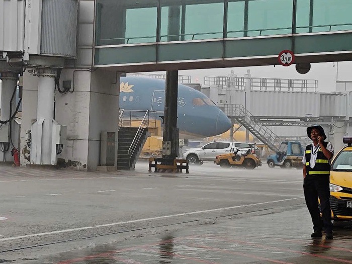Mưa lớn khiến nhiều chuyến bay đến Tân Sơn Nhất phải bay vòng Mưa lớn khiến nhiều chuyến bay đến Tân Sơn Nhất phải bay vòng