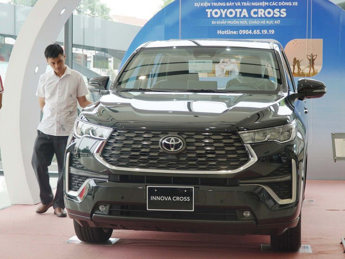 Toyota Innova Cross - Giá lăn bánh tại Việt Nam