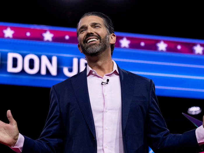 Con trai ông Trump ví việc từ bỏ làm ăn của gia đình giống như sự hy sinh của quân nhân Mỹ - Tuổi Trẻ Online