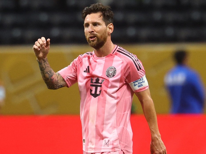 Ibrahimovic: Đồng đội của Messi vừa đá bóng vừa mang bao xi măng - Tuổi Trẻ Online