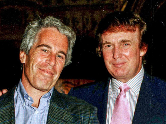 Bức ảnh chụp ông Trump cùng tỉ phú 'ấu dâm' Epstein gây sốt sau bài đăng  của ông Musk - Tuổi Trẻ Online