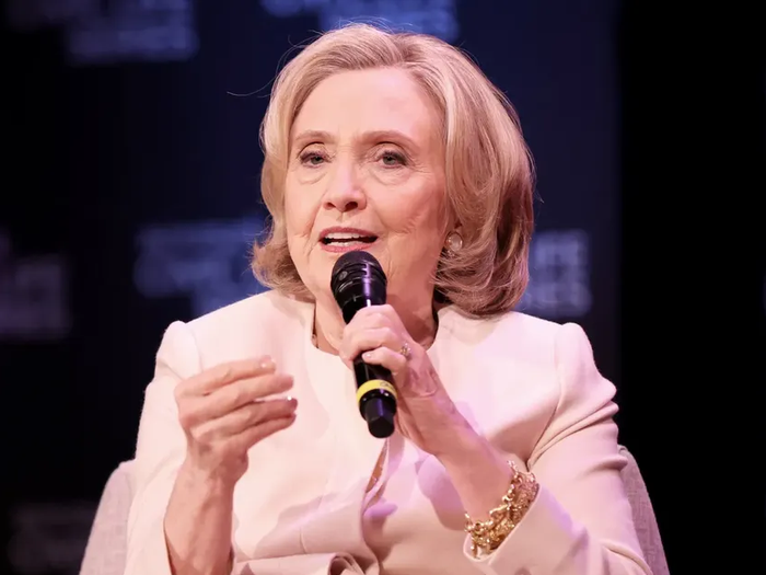 Kiểm chứng tin đồn bà Hillary Clinton cung cấp uranium cho Iran - Tuổi Trẻ  Online