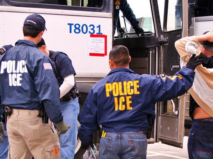 ICE có 'ủy quyền' cho các 'thợ săn tiền thưởng' để bắt giữ người nhập cư  trái phép? - Tuổi Trẻ Online