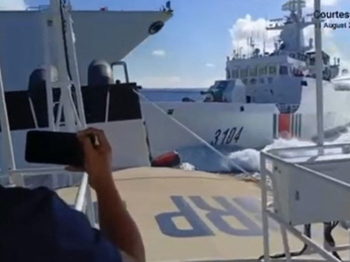 Tàu Trung Quốc va chạm nhau khi rượt đuổi tàu Philippines - Tuổi Trẻ Online