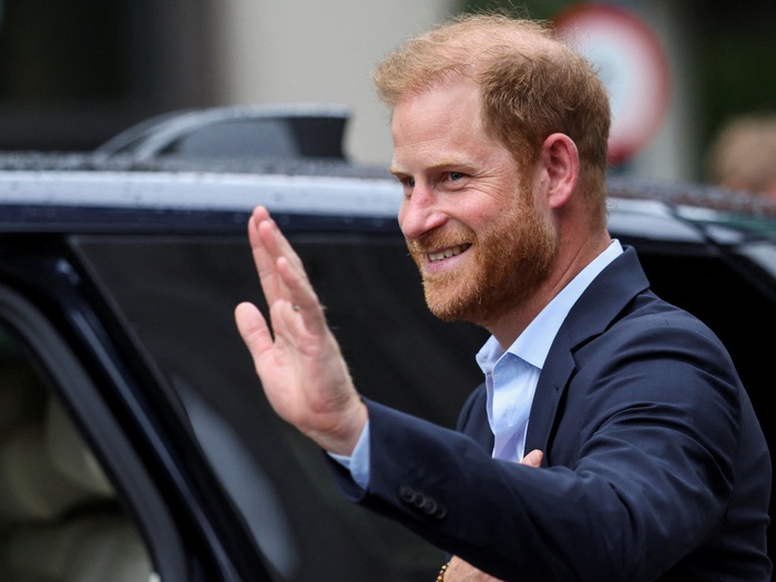 Hoàng tử Harry gặp lại cha sau 19 tháng, hé lộ tín hiệu ...