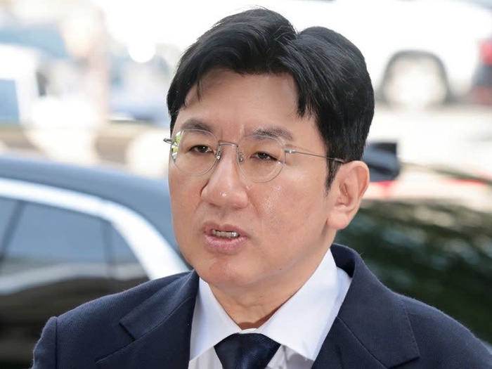 Ông chủ BTS Bang Si Hyuk bị thẩm vấn 14 tiếng với cáo buộc thao túng cổ phiếu - Tuổi Trẻ Online