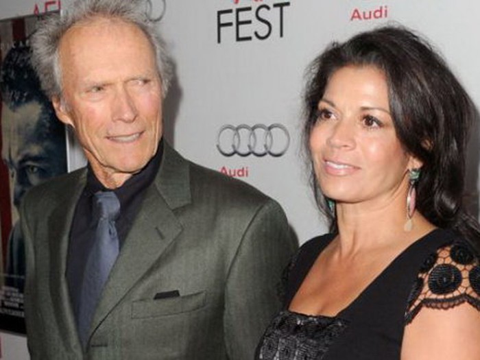 Đạo diễn Clint Eastwood ly dị vợ sau 17 năm chung sống - Tuổi Trẻ Online