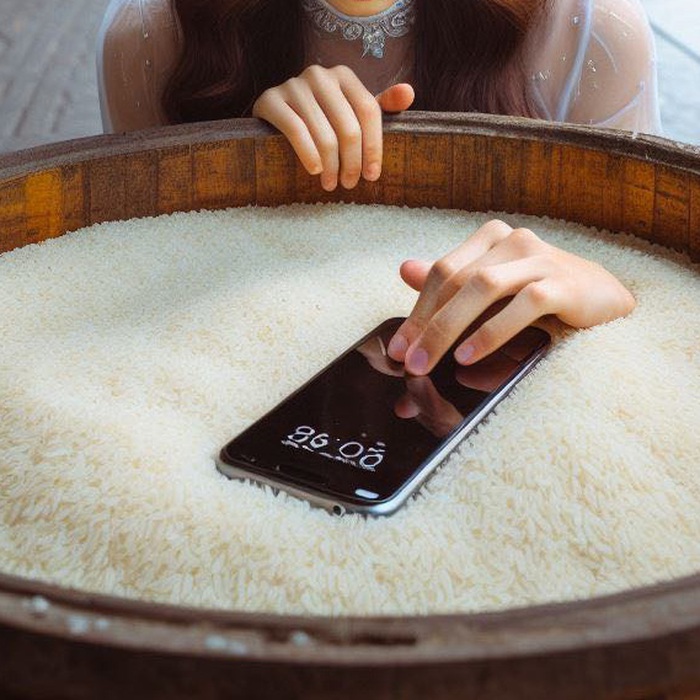 iPhone bị ướt có nên bỏ vào thùng gạo hay không? - Tuổi Trẻ Online