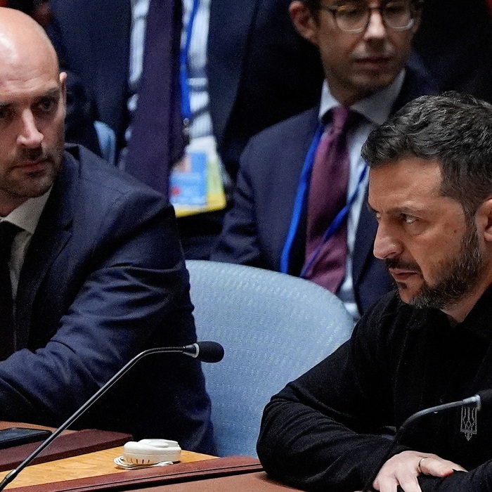 Gopniklarning qiz dostlarini sikishini tomosha qiling