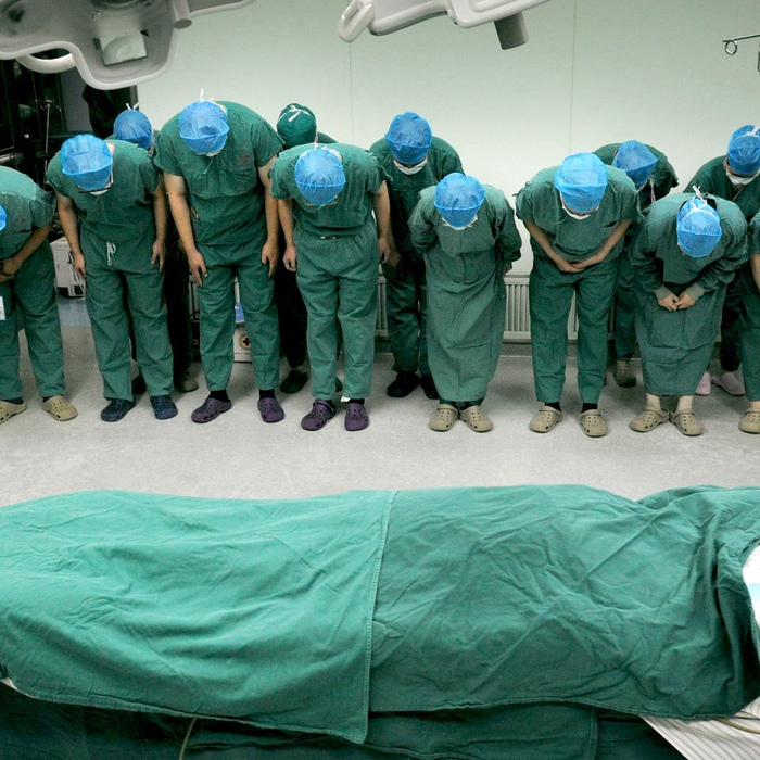 Sự thật về bức ảnh c&aacute;c b&aacute;c sĩ Trung Quốc c&uacute;i đầu tri &acirc;n thiếu ...