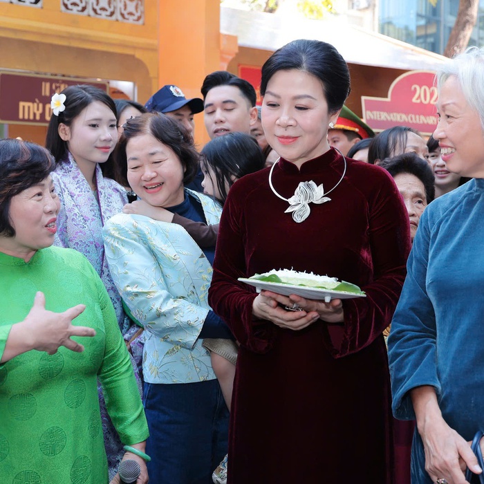 phu-nhan-ngo-phuong-ly-cung-phu-nhan-le-nguyet-anh-tham-quan-cac-gian-hang-tai-lien-hoan-1763899121868369760687-126-0-1466-2560-crop-17638993629432000648499.jpg