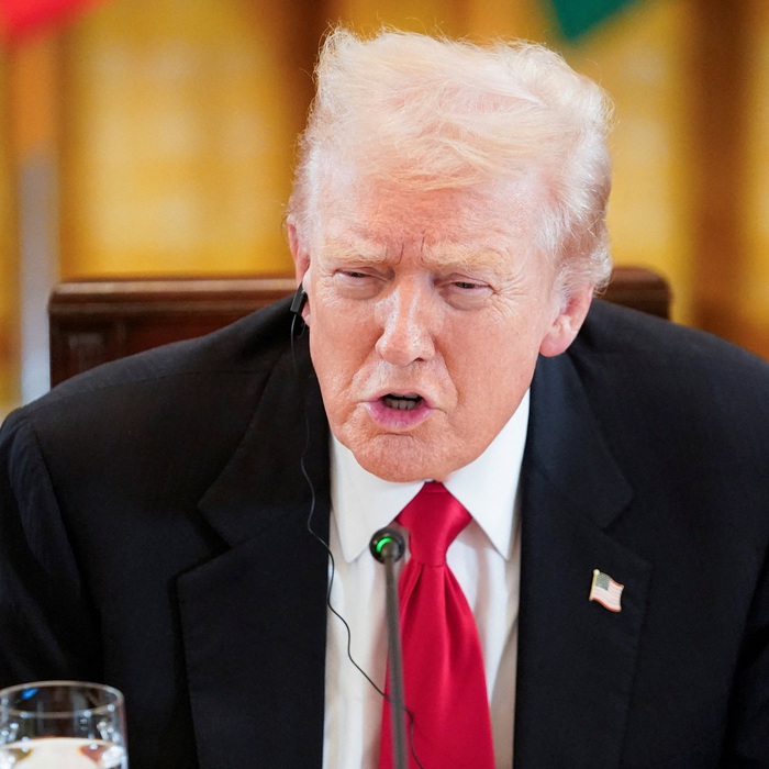 Ông Trump cảnh báo Mỹ có thể 'thành nước Thế giới thứ ba' nếu tòa án bác  chính sách thuế quan - Tuổi Trẻ Online