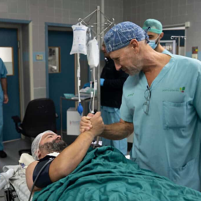 Sau 17 năm không thể ăn uống, người đàn ông được 'tái sinh ...