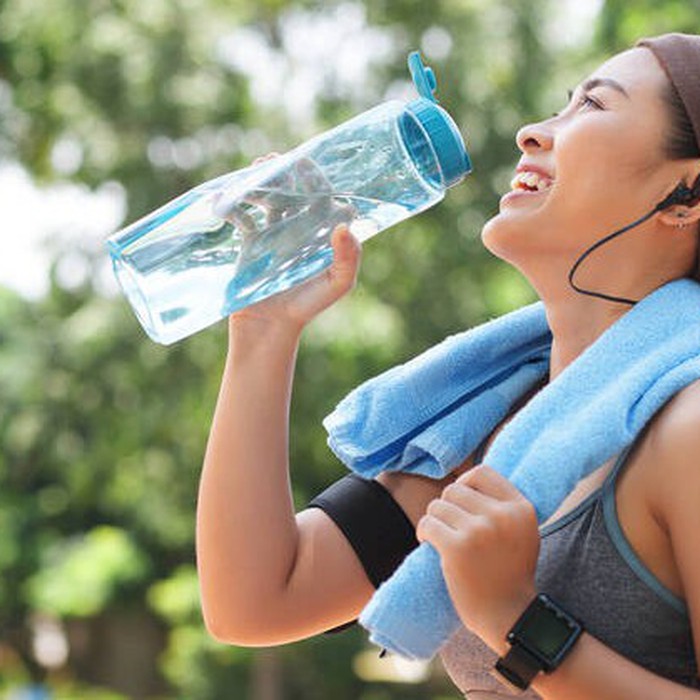 Cách uống nước khi chạy bộ hiệu quả để duy trì sức khỏe và năng lượng Cách uống nước khi chạy bộ hiệu quả để duy trì sức khỏe và năng lượng