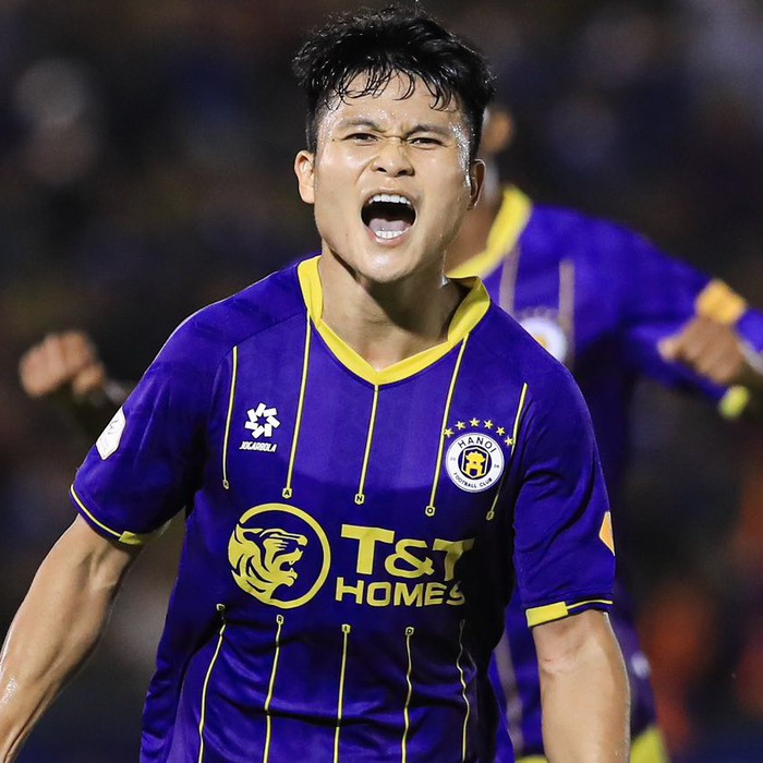 Rus keksa ayol ikki tojik yigiti bilan Surat nam kiyimda