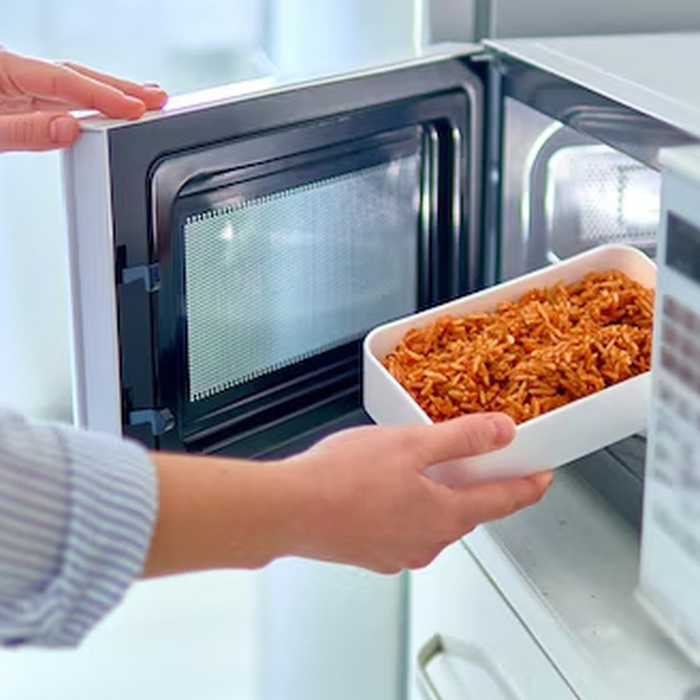 Sự thật 'gây sốc' đằng sau thói quen hâm thức ăn trong hộp ...