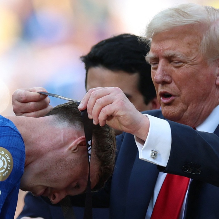 President Donald Trump presents a medal to Chelsea - Tuoi Tre Online