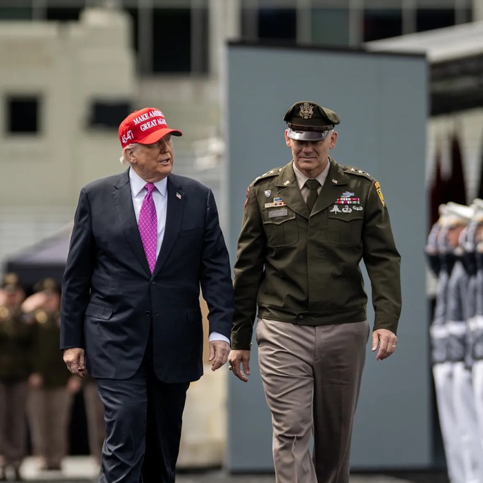 Ông Trump dự họp đột xuất với hàng trăm tướng lĩnh Mỹ - Tuổi Trẻ Online