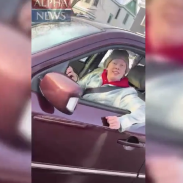 Đặc vụ ICE vừa quay phim bằng điện thoại vừa nổ súng bắn chết người gây tranh cãi - Tuổi Trẻ Online