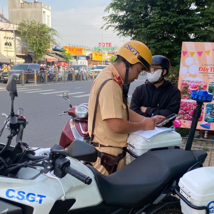 Hàng Xanh traffic police issuing notices