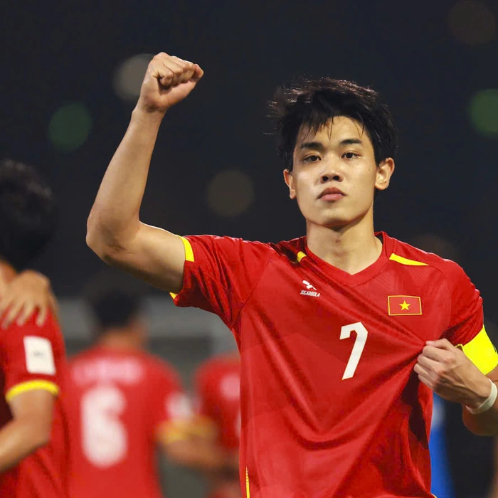 Nhận thẻ đỏ, Đ&igrave;nh Bắc kh&ocirc;ng thể kho&aacute;c &aacute;o tuyển Việt Nam đấu Malaysia - Tuổi  Trẻ Online