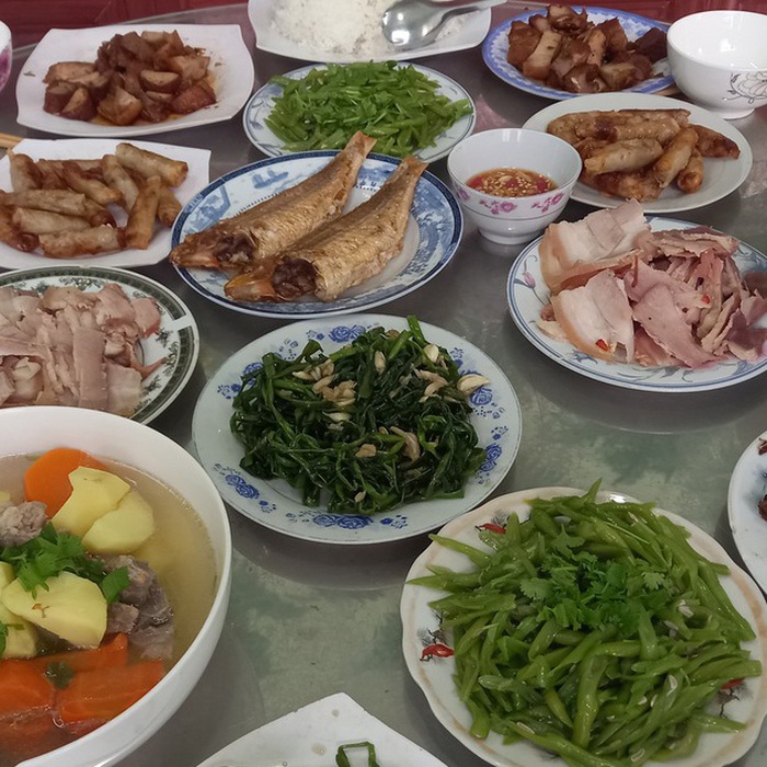 https://cdn2.tuoitre.vn/zoom/700_700/471584752817336320/2026/2/9/mam-cung-ong-ba-to-tien-trong-ba-ngay-tet-cua-ma-toi-trong-ba-ngay-tet-17387475483001208389487-17706152006451104572163-73-0-701-1200-crop-17706152620791982723054.jpg