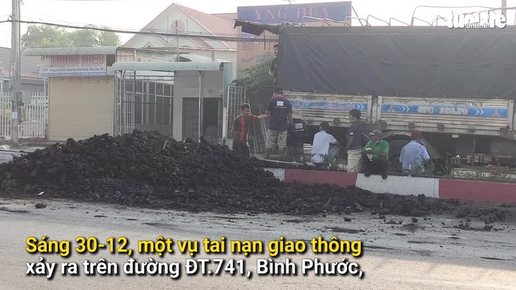 Video: Xe tải đâm trụ điện, hàng chục tấn than đổ xuống đường