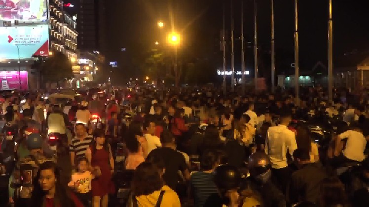 Hàng chục ngàn người dân đổ về các điểm xem bắn pháo hoa