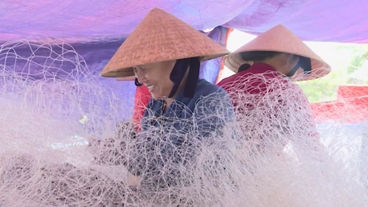 Những người phụ nữ vá lưới thuê cho ngư trường Hoàng Sa, Trường Sa