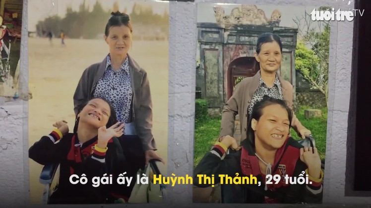 Cô gái miệt mài vẽ tranh bằng chân