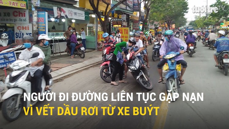 Người đi đường liên tục gặp nạn vì vết dầu rơi từ xe buýt