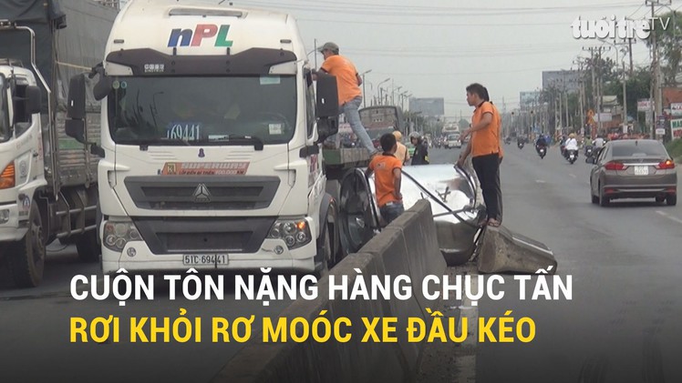 Cuộn tôn nặng hàng chục tấn rơi khỏi rơ moóc xe đầu kéo