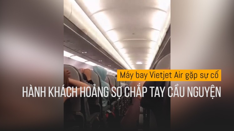 Hành khách hoảng sợ chắp tay cầu nguyện trên máy bay Vietjet