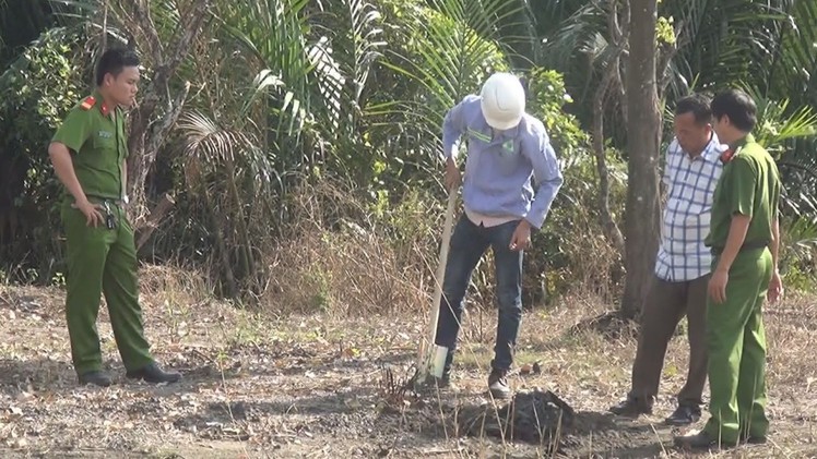 Vụ chôn chất thải: Công an tiếp tục lấy mẫu củng cố hồ sơ