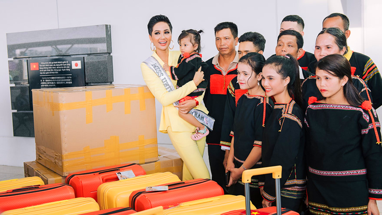 Đông đảo người hâm mộ tiễn H'Hen Niê đi thi Hoa hậu Hoàn Vũ thế giới 2018