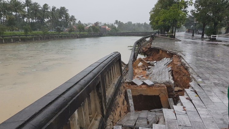 Mưa lớn gây sạt lở khu vực Thành cổ Quảng Trị