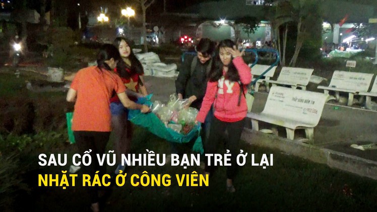 Sau cổ vũ nhiều bạn trẻ ở lại nhặt rác ở công viên