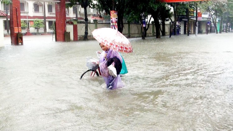 Mưa lớn, nhiều tuyến đường TP Vinh thành “sông”