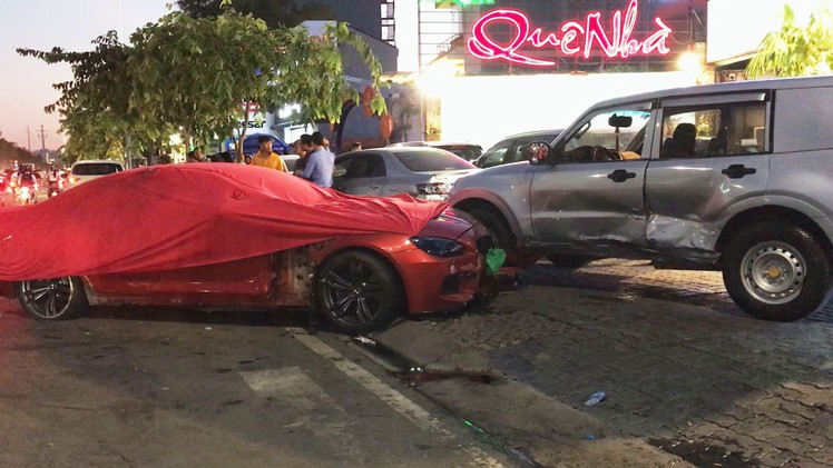 Ô tô “điên” tông liên tiếp 4 phương tiện
