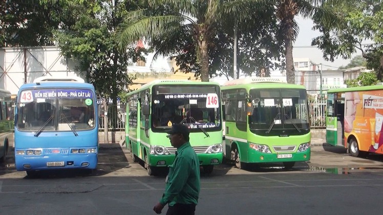 Ngân hàng cho hợp tác xã xe buýt 'hết tiền đổ dầu' khất nợ