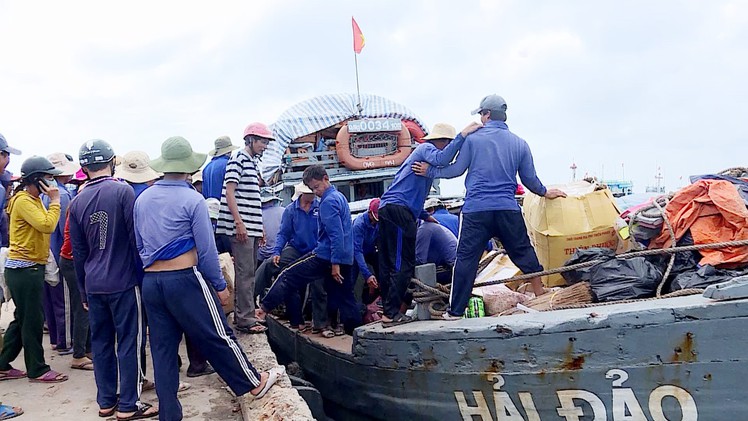 Chở hàng Tết ra đảo Lý Sơn